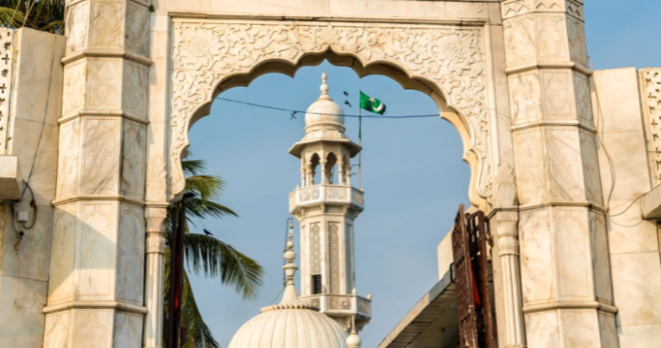 Haji Ali Dargah. Iman dan Seni Bina di Tengah Laut