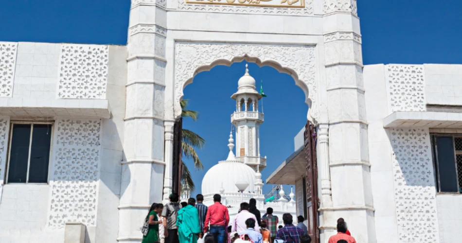 Haji Ali Dargah. Iman dan Seni Bina di Tengah Laut